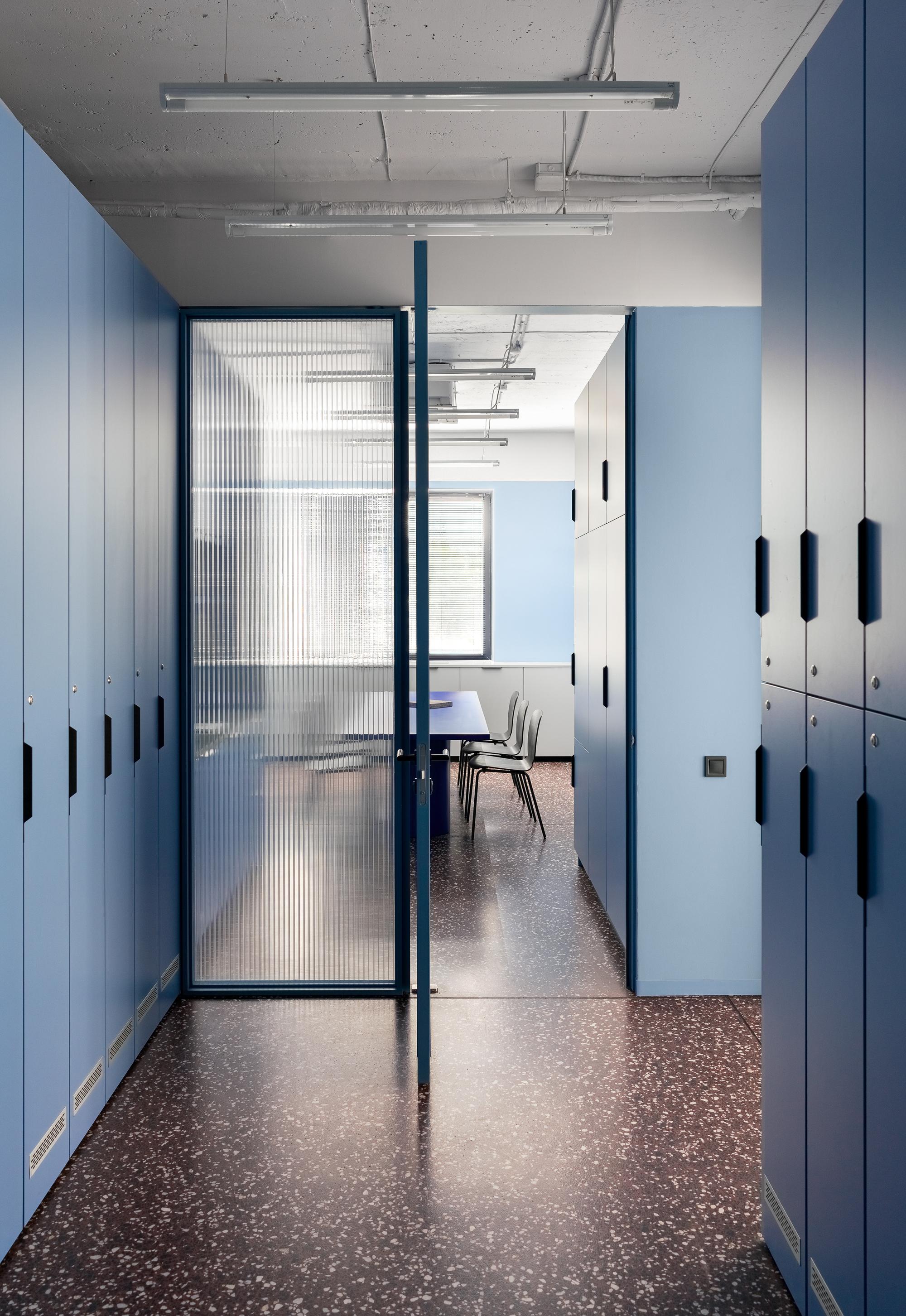 简约办公空间Kovalska Office Space-金麦道设计素材网www.ycpic  (12).jpg