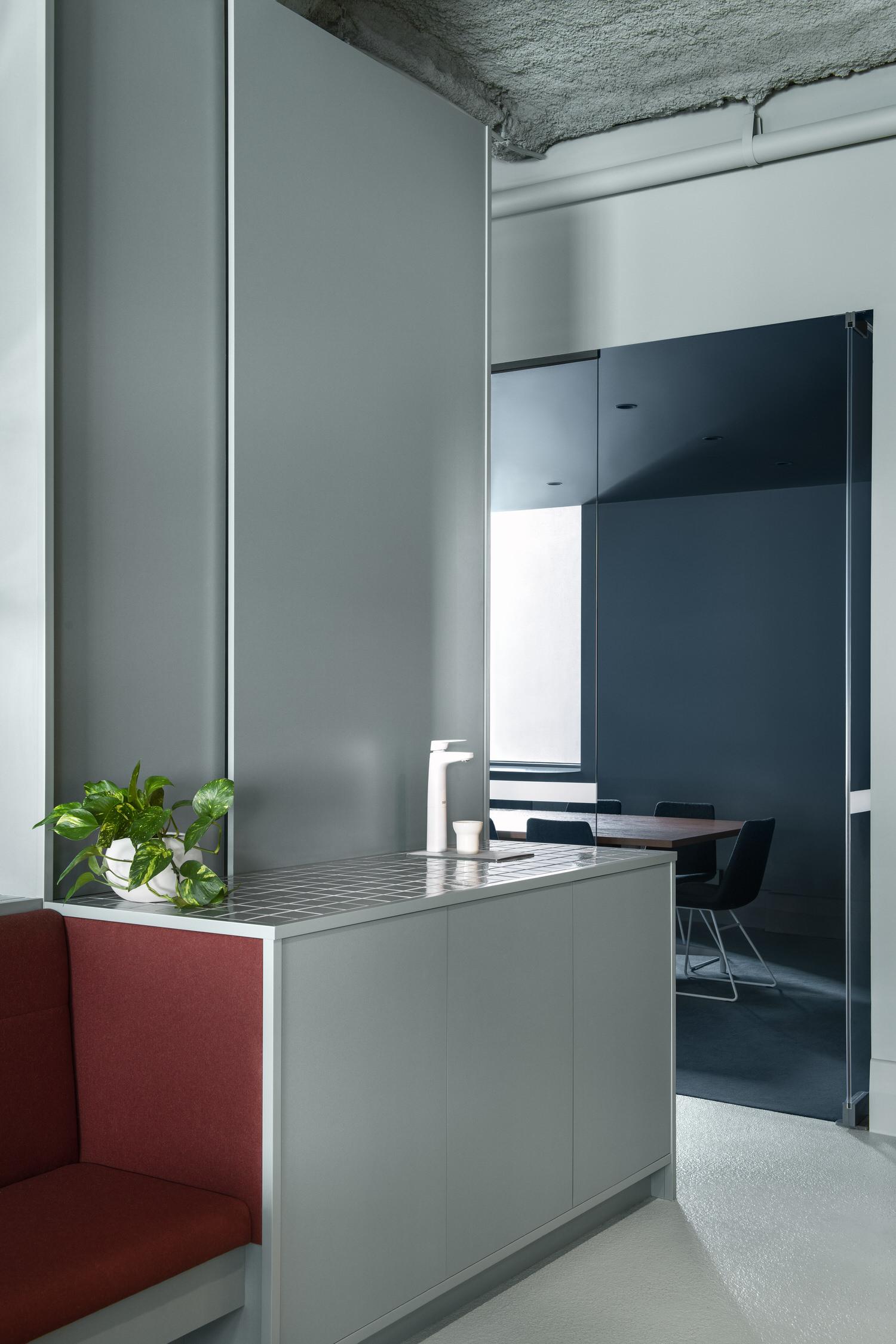 简约办公空间Armitage Jones (7).jpg