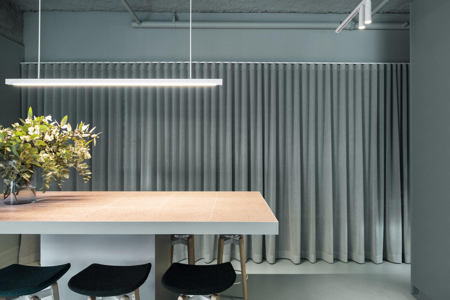 简约办公空间Armitage Jones (4).jpg