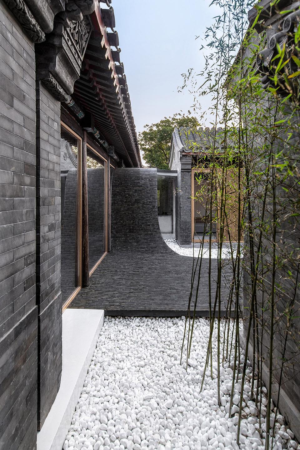 002-Twisting-Courtyard-By-ARCHSTUDIO-.jpg