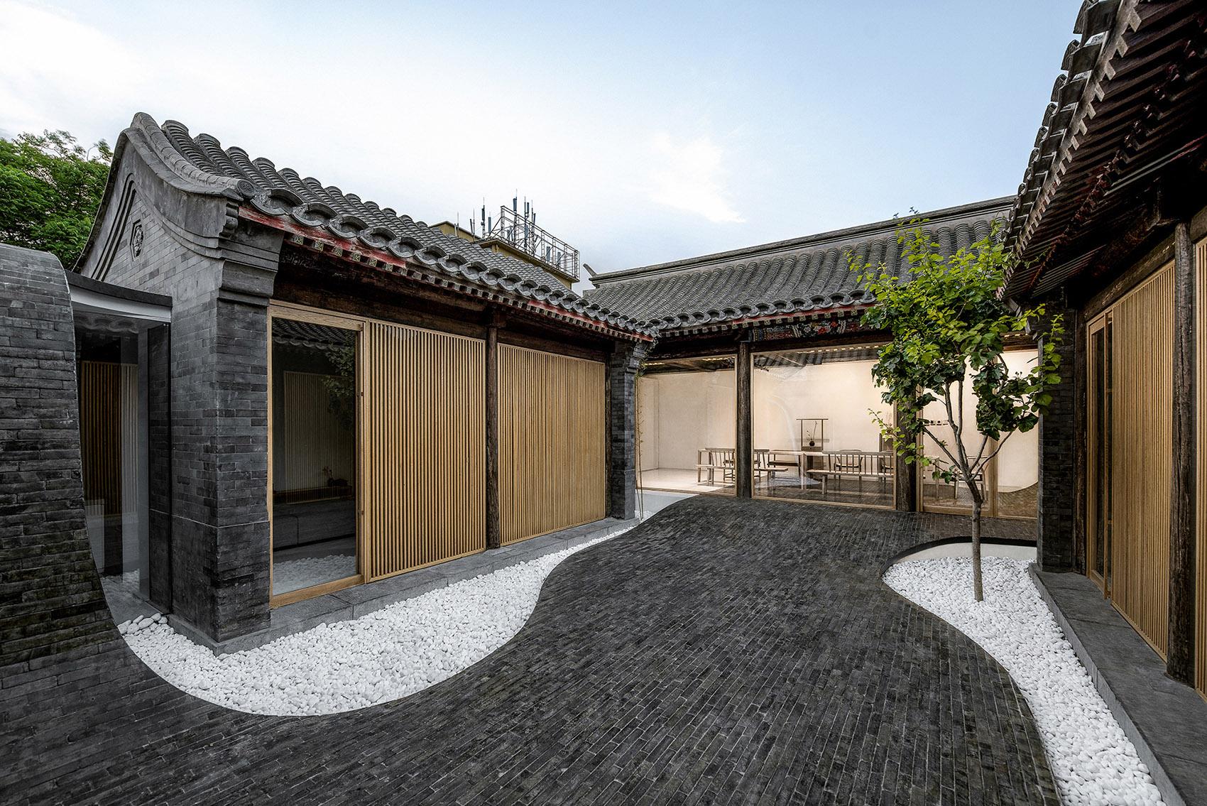 003-Twisting-Courtyard-By-ARCHSTUDIO-.jpg