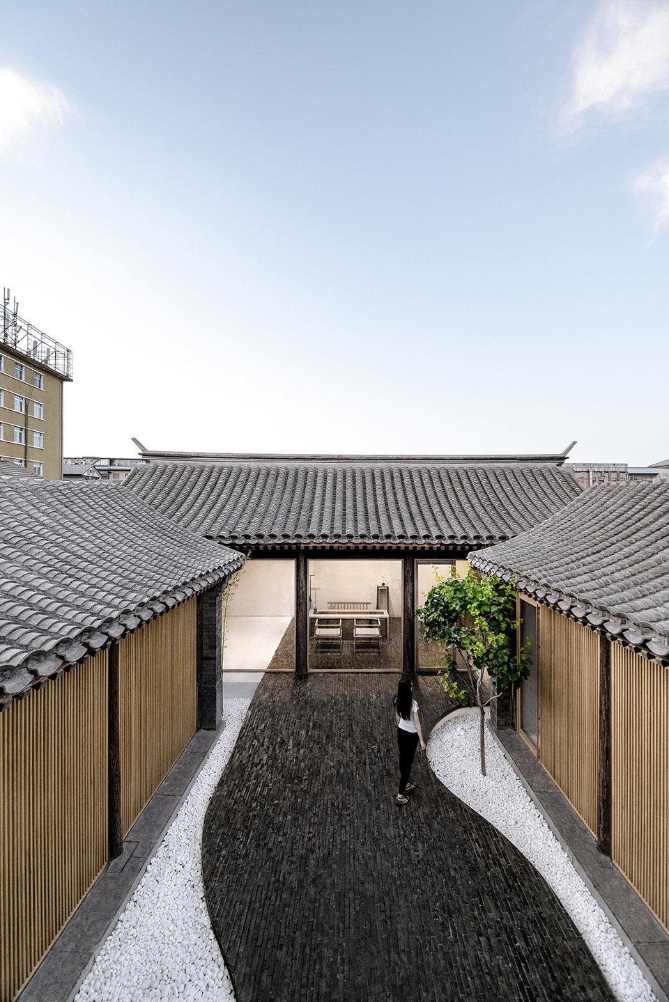 005-Twisting-Courtyard-By-ARCHSTUDIO-.jpg