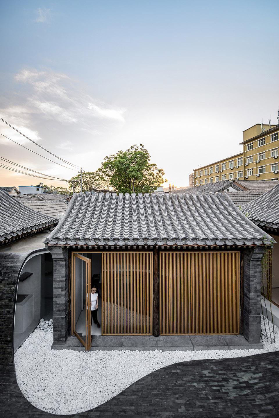 006-Twisting-Courtyard-By-ARCHSTUDIO-.jpg