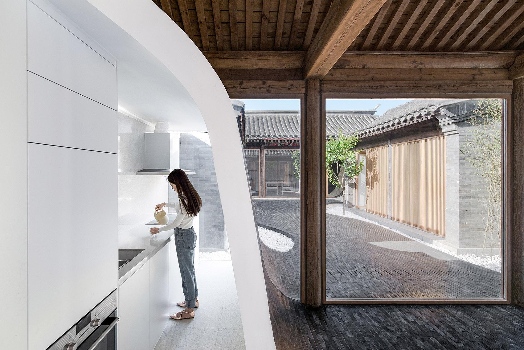 010-Twisting-Courtyard-By-ARCHSTUDIO-.jpg