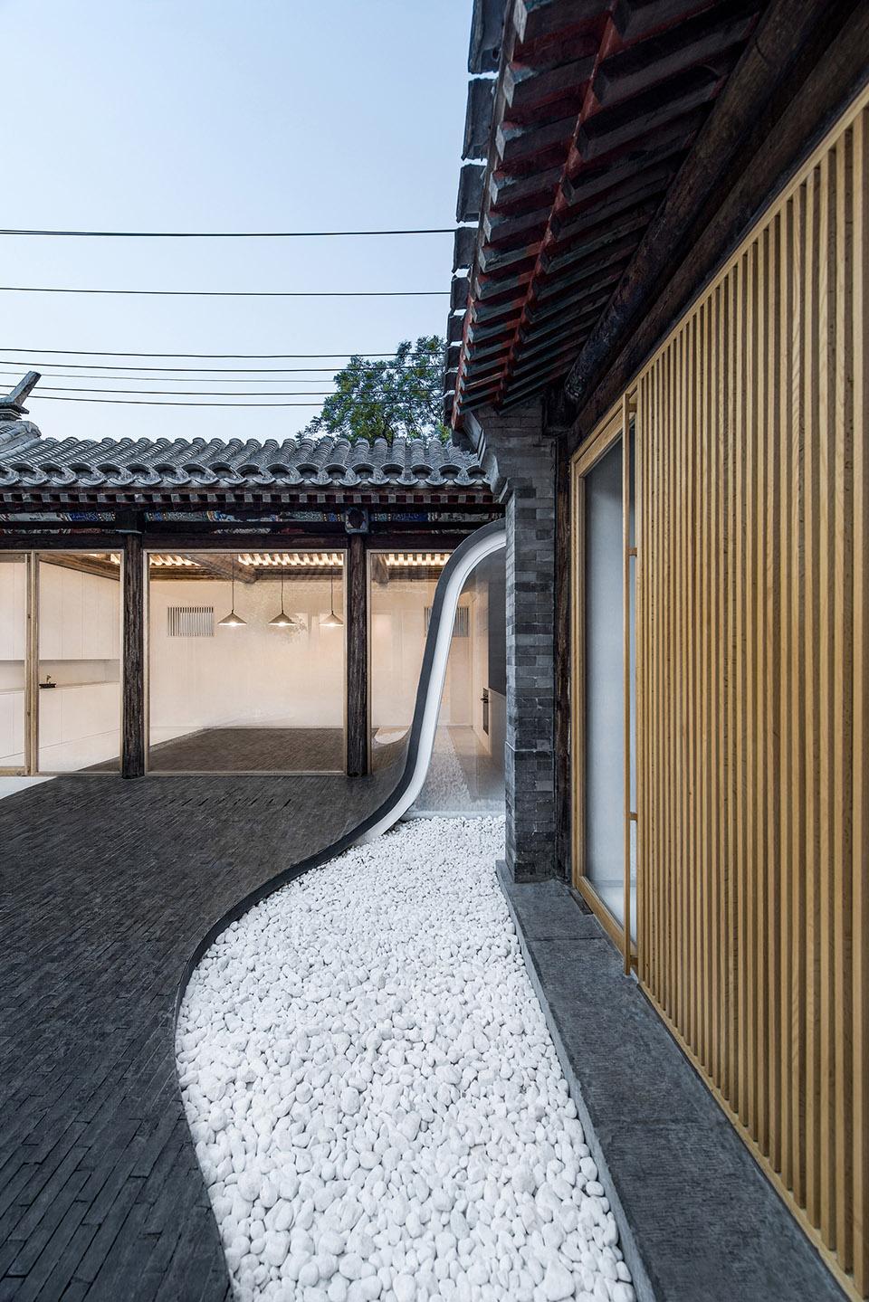 019-Twisting-Courtyard-By-ARCHSTUDIO-.jpg