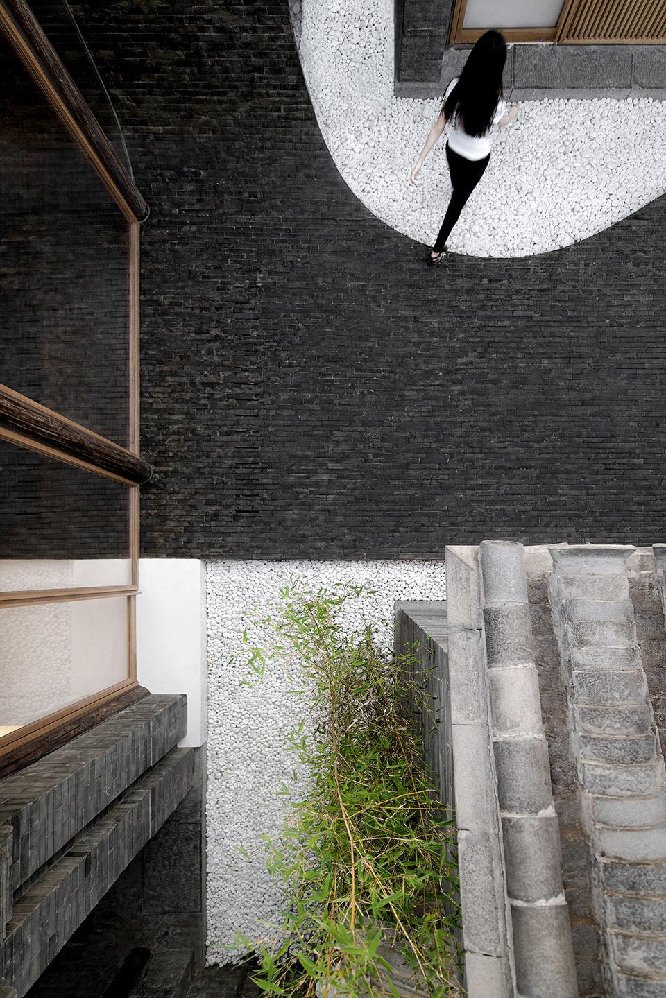020-Twisting-Courtyard-By-ARCHSTUDIO-.jpg