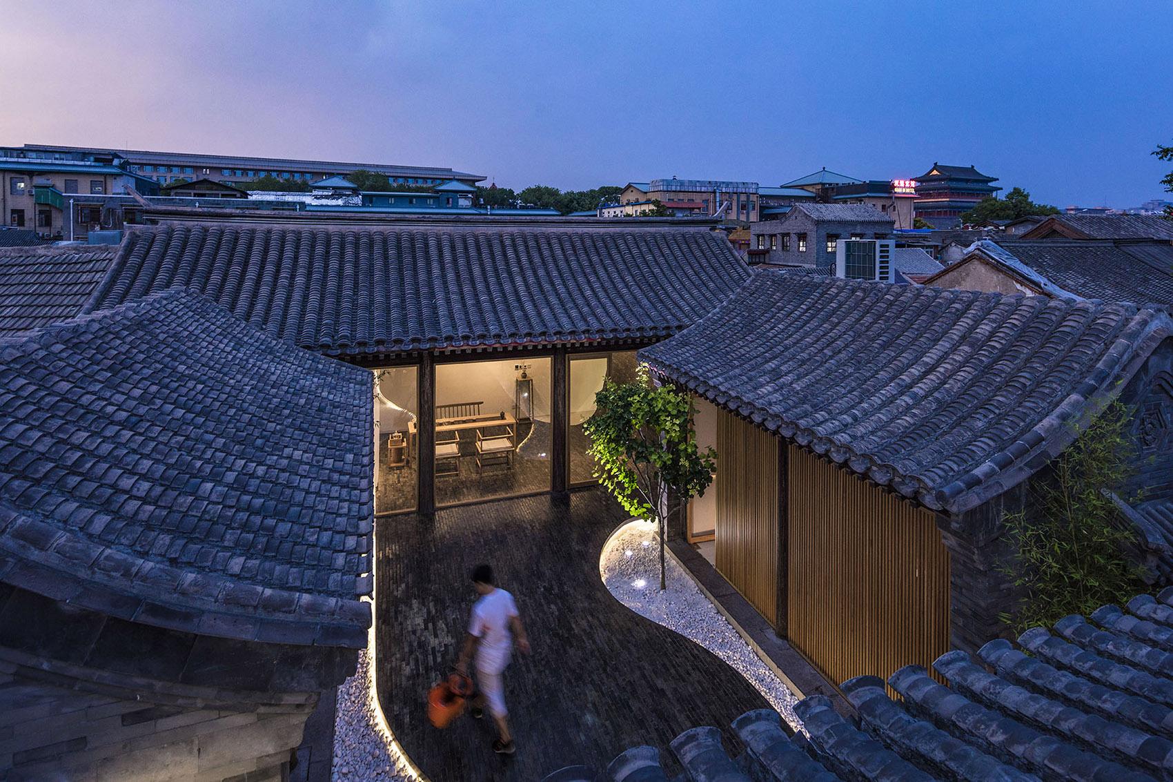 023-Twisting-Courtyard-By-ARCHSTUDIO-.jpg