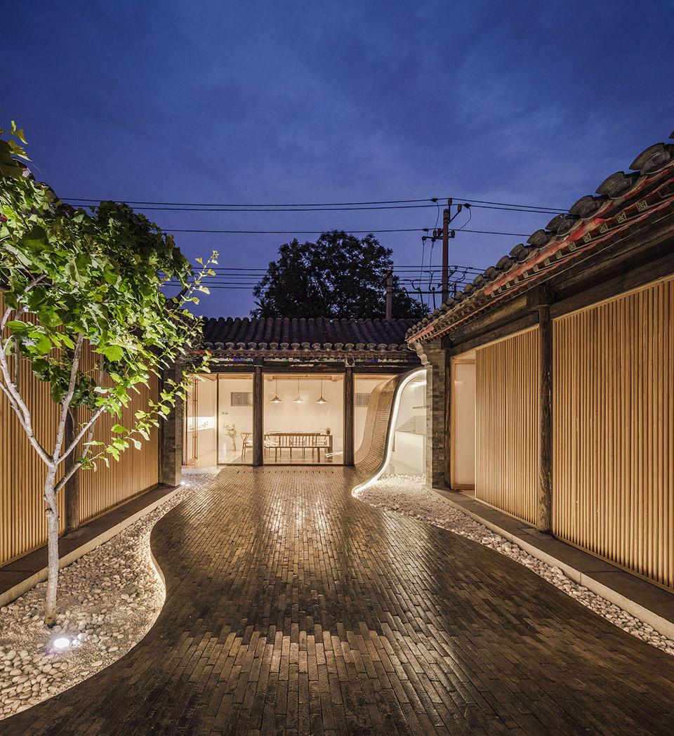 024-Twisting-Courtyard-By-ARCHSTUDIO-.jpg